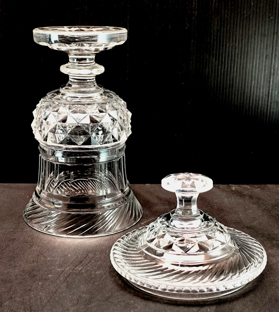 Cristal superbement taillé de Baccarat, époque Charles X : Médicis couvert