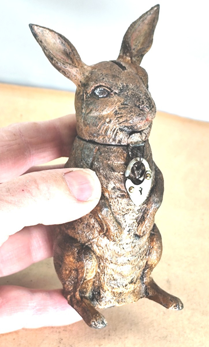 Tirelire lapin, plomb de Nuremberg, avec son cadenas, joli jouet vers 1900-photo-1