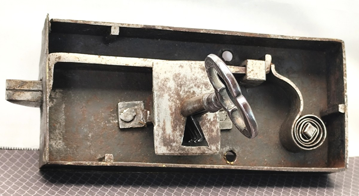 Beautiful Key, Beautiful Italian Baroque Furniture Lock, 18th Century-photo-2