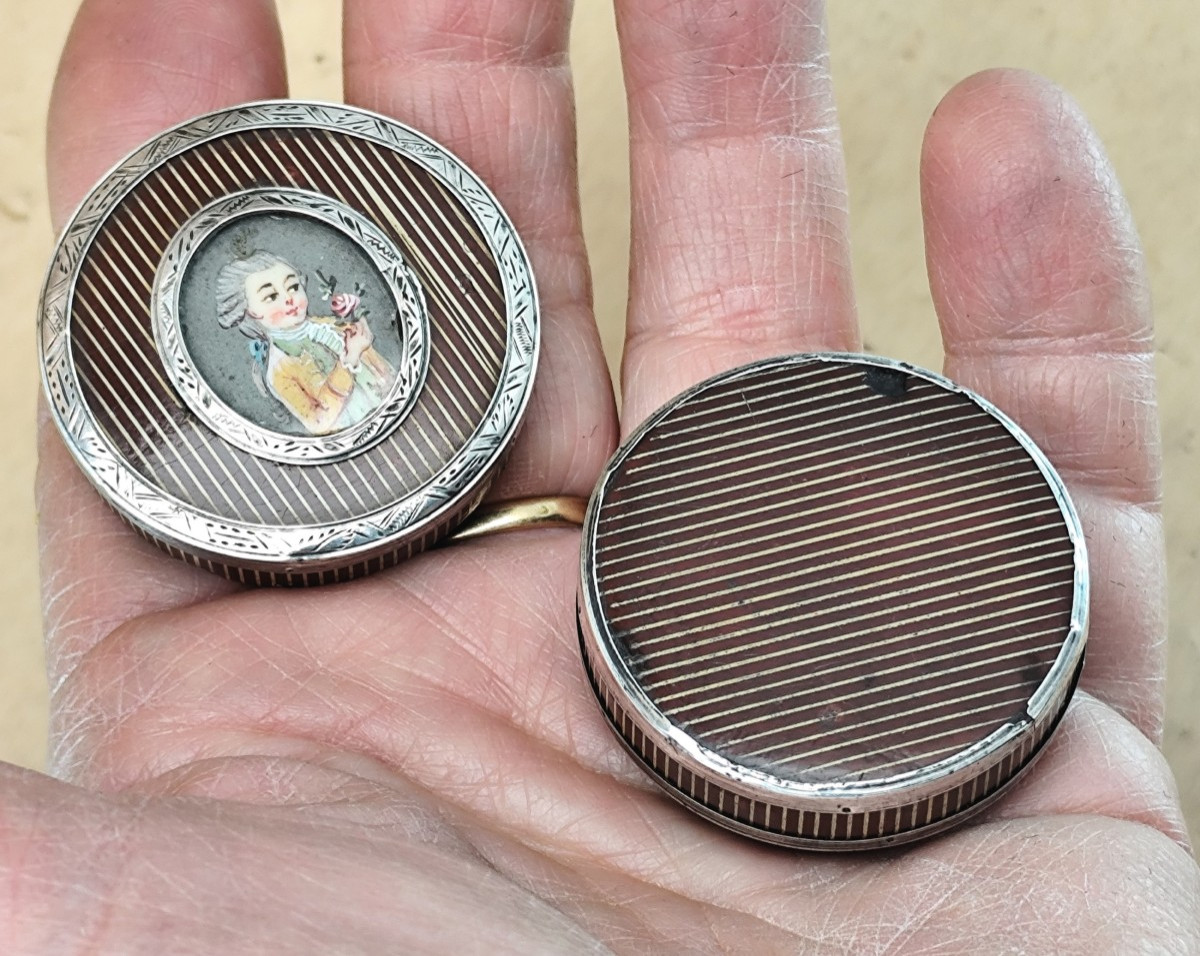 Minuscula : Boite Louis XVI laque cerclée d’argent : cadeau amoureux-photo-1