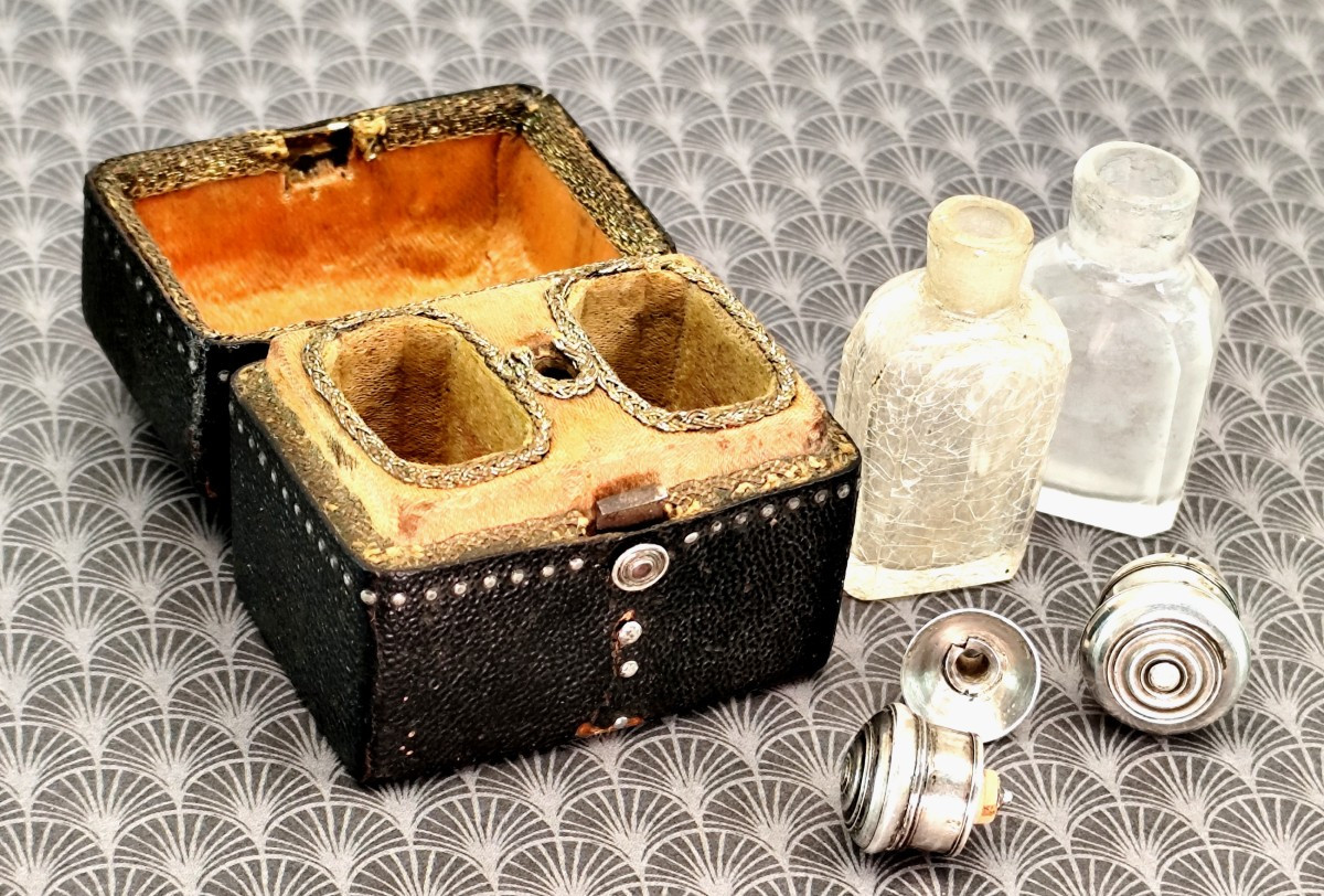 Musée du Parfum : minuscule flaconnier du 17e S, argent et chagrin clouté, poinçons. Complet!-photo-4