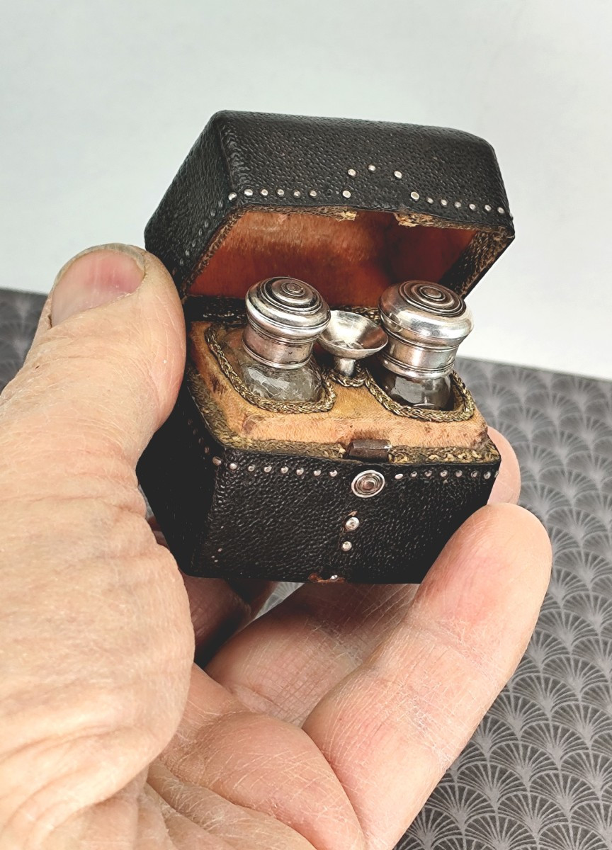 Musée du Parfum : minuscule flaconnier du 17e S, argent et chagrin clouté, poinçons. Complet!-photo-1