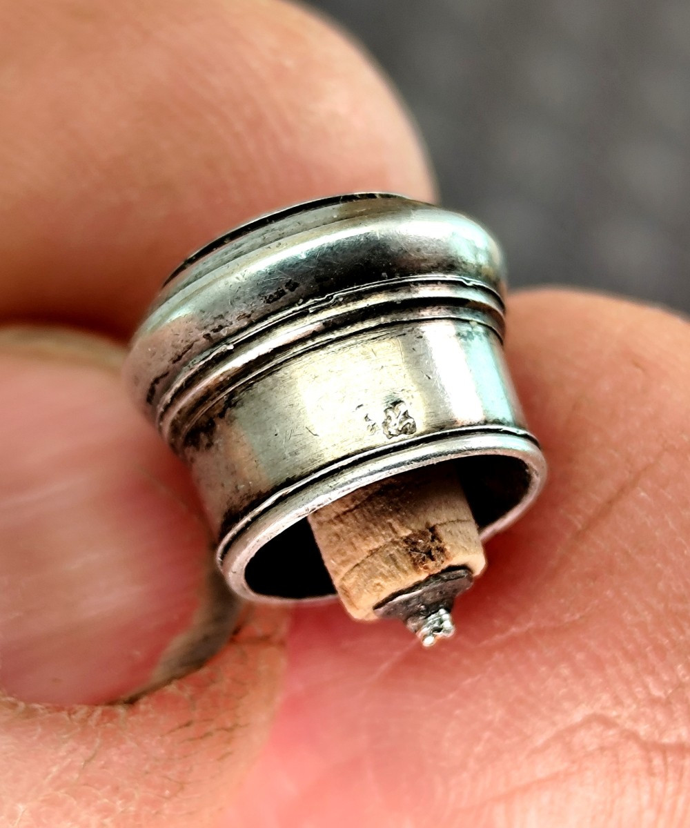 Musée du Parfum : minuscule flaconnier du 17e S, argent et chagrin clouté, poinçons. Complet!-photo-2