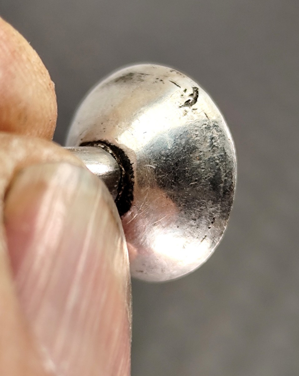 Musée du Parfum : minuscule flaconnier du 17e S, argent et chagrin clouté, poinçons. Complet!-photo-3