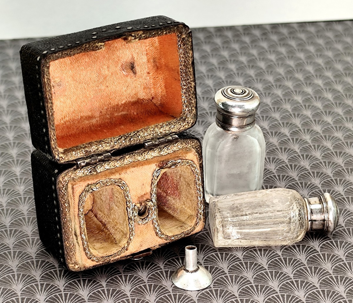 Musée du Parfum : minuscule flaconnier du 17e S, argent et chagrin clouté, poinçons. Complet!-photo-5