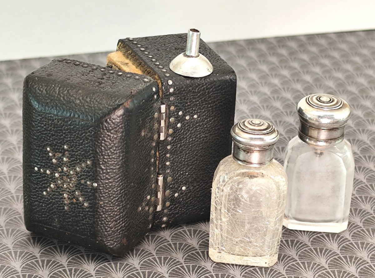 Musée du Parfum : minuscule flaconnier du 17e S, argent et chagrin clouté, poinçons. Complet!-photo-6