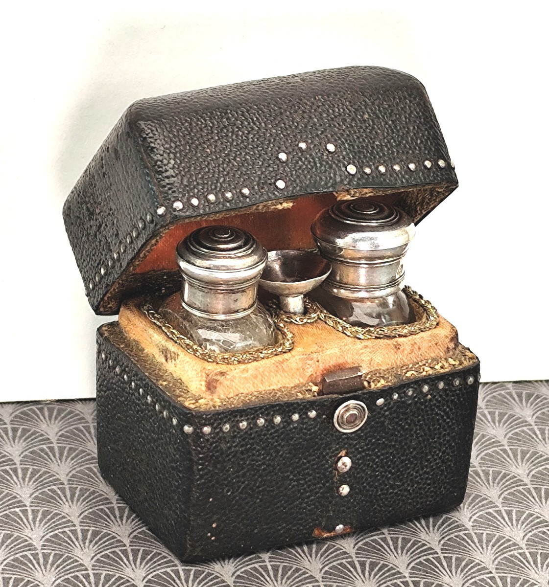 Musée du Parfum : minuscule flaconnier du 17e S, argent et chagrin clouté, poinçons. Complet!