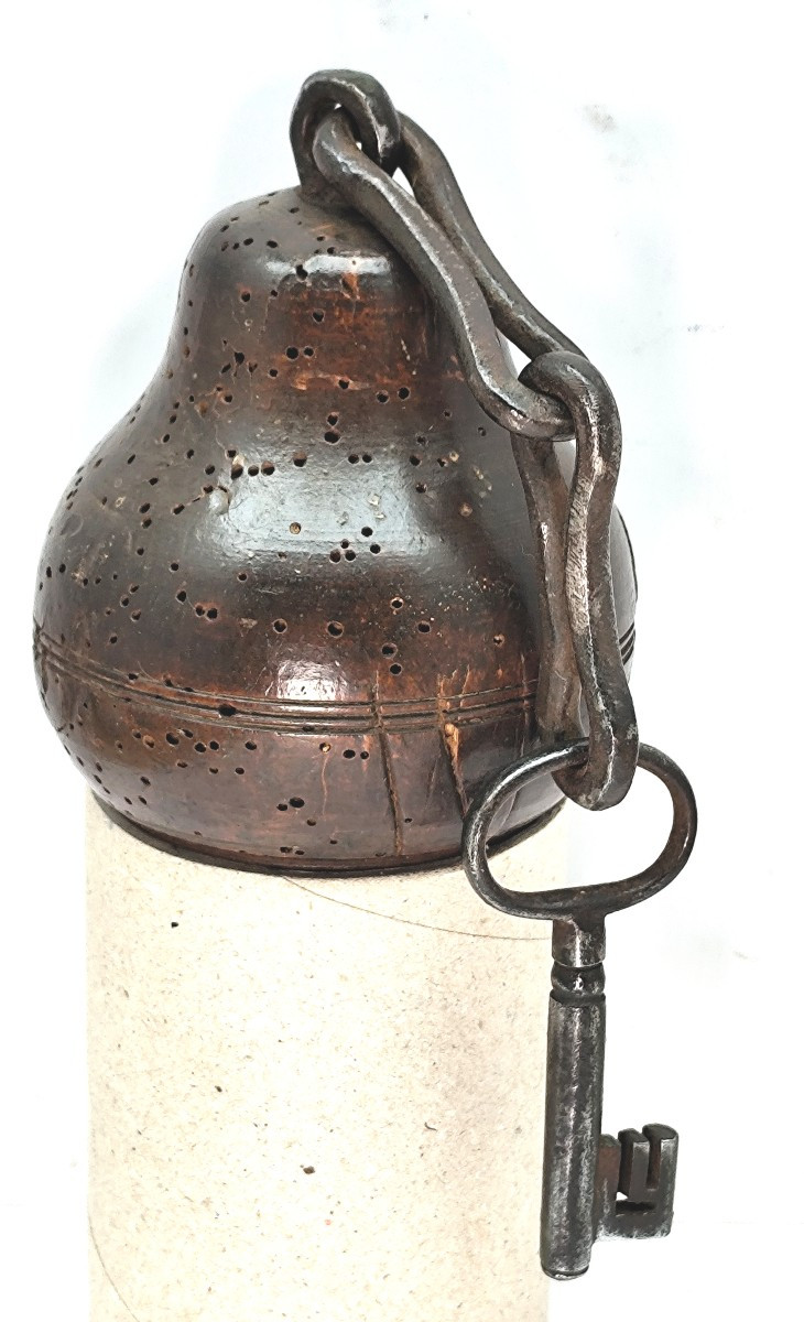  Cabinet Key And Its Pear, Amusing 18th-century Primitive-photo-1