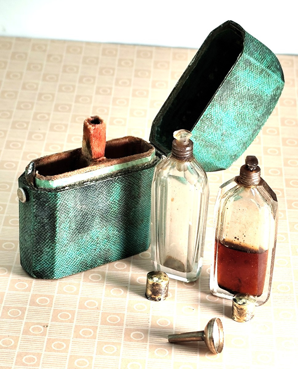 Flaconnier à Parfum, XVIIIe, Galuchat vert et argent poinçonné, bel état-photo-2