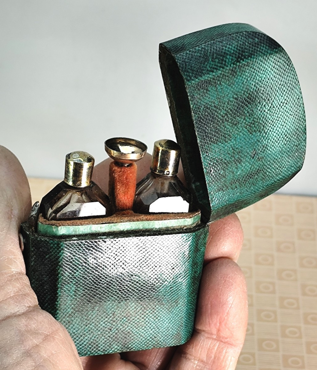 Flaconnier à Parfum, XVIIIe, Galuchat vert et argent poinçonné, bel état-photo-1