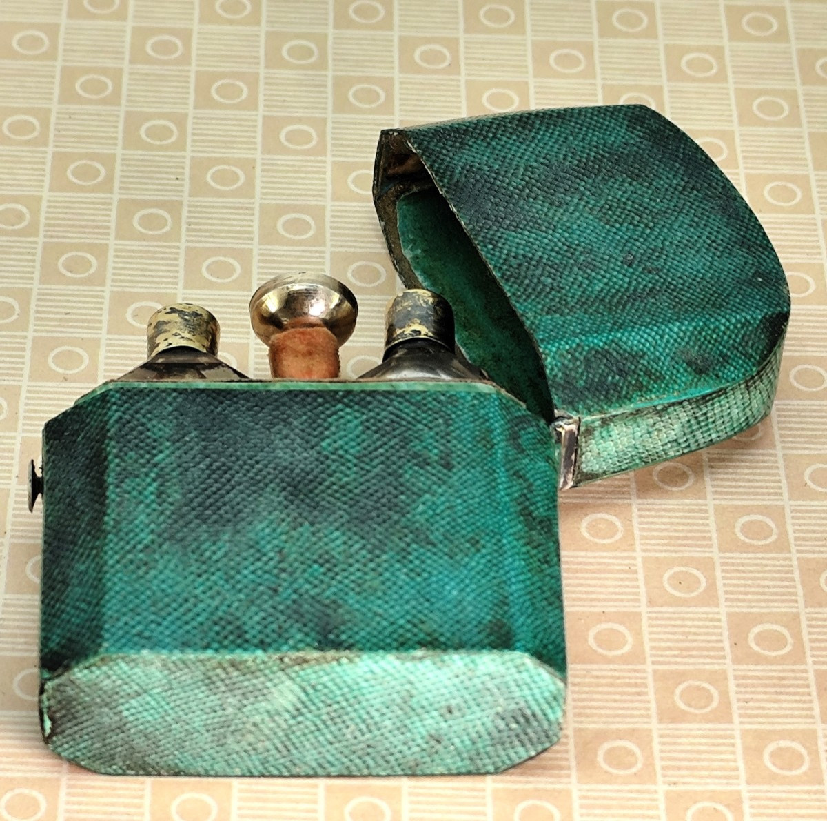 Flaconnier à Parfum, XVIIIe, Galuchat vert et argent poinçonné, bel état-photo-2