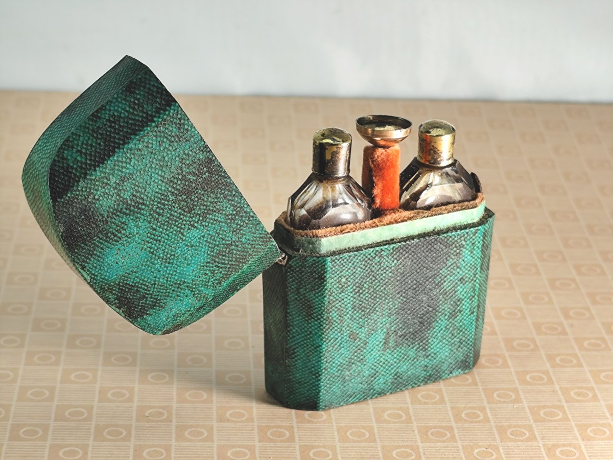 Flaconnier à Parfum, XVIIIe, Galuchat vert et argent poinçonné, bel état-photo-3