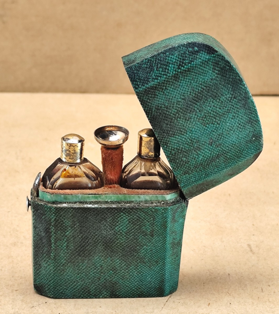 Flaconnier à Parfum, XVIIIe, Galuchat vert et argent poinçonné, bel état