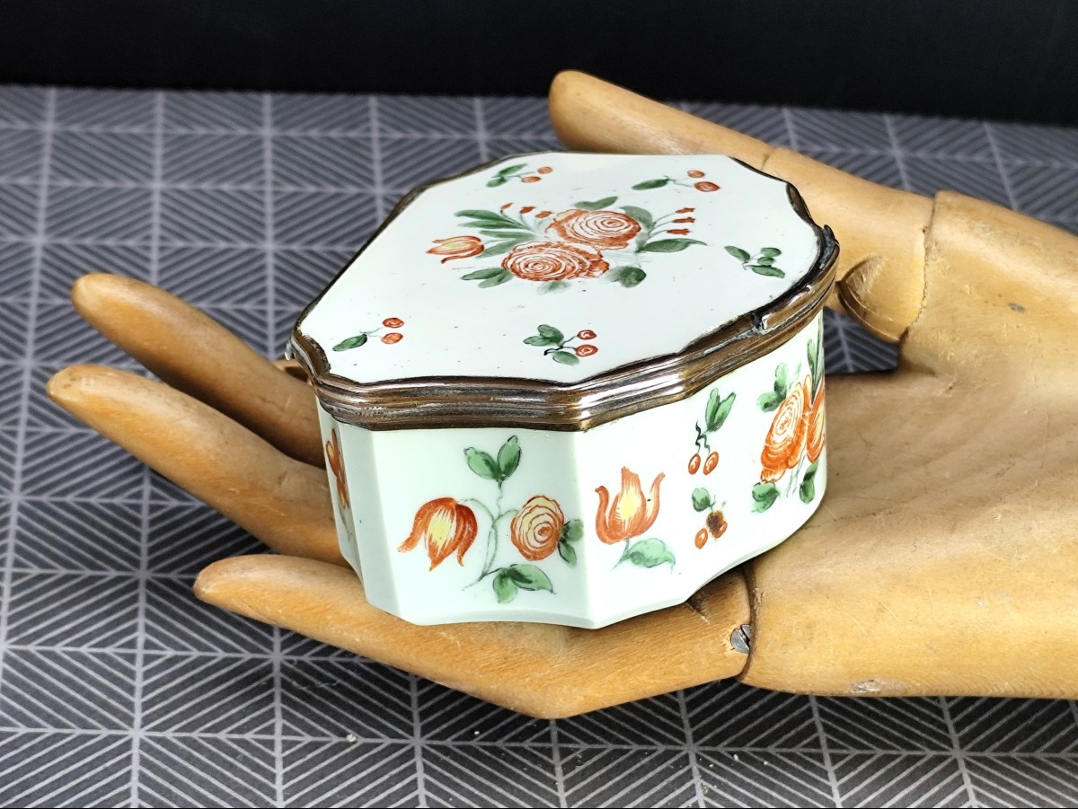 Tabatière en verre opalin 18e siècle, Autriche ou Bohème, émaillée de fleurs-photo-2