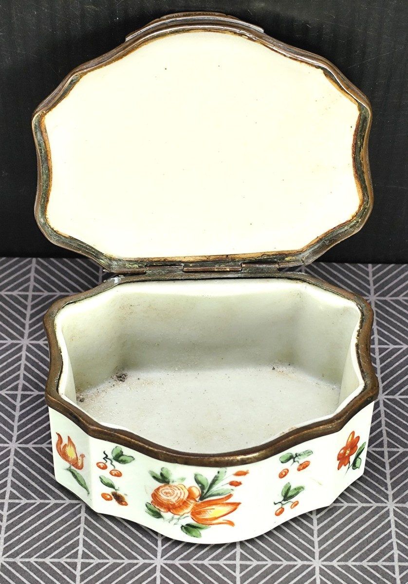 Tabatière en verre opalin 18e siècle, Autriche ou Bohème, émaillée de fleurs-photo-4