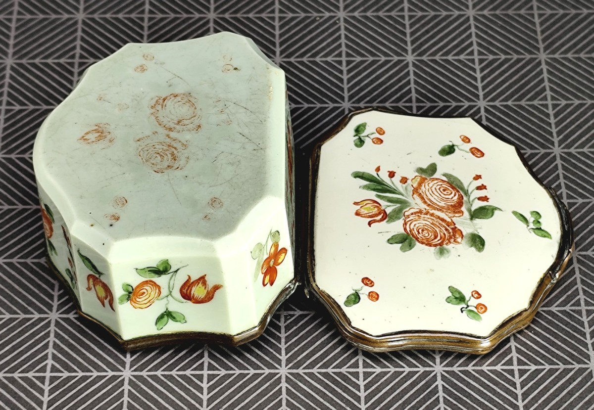 Tabatière en verre opalin 18e siècle, Autriche ou Bohème, émaillée de fleurs-photo-1