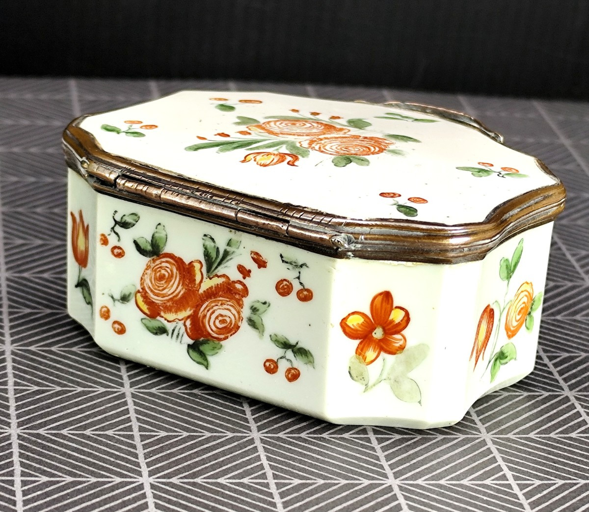 Tabatière en verre opalin 18e siècle, Autriche ou Bohème, émaillée de fleurs-photo-2