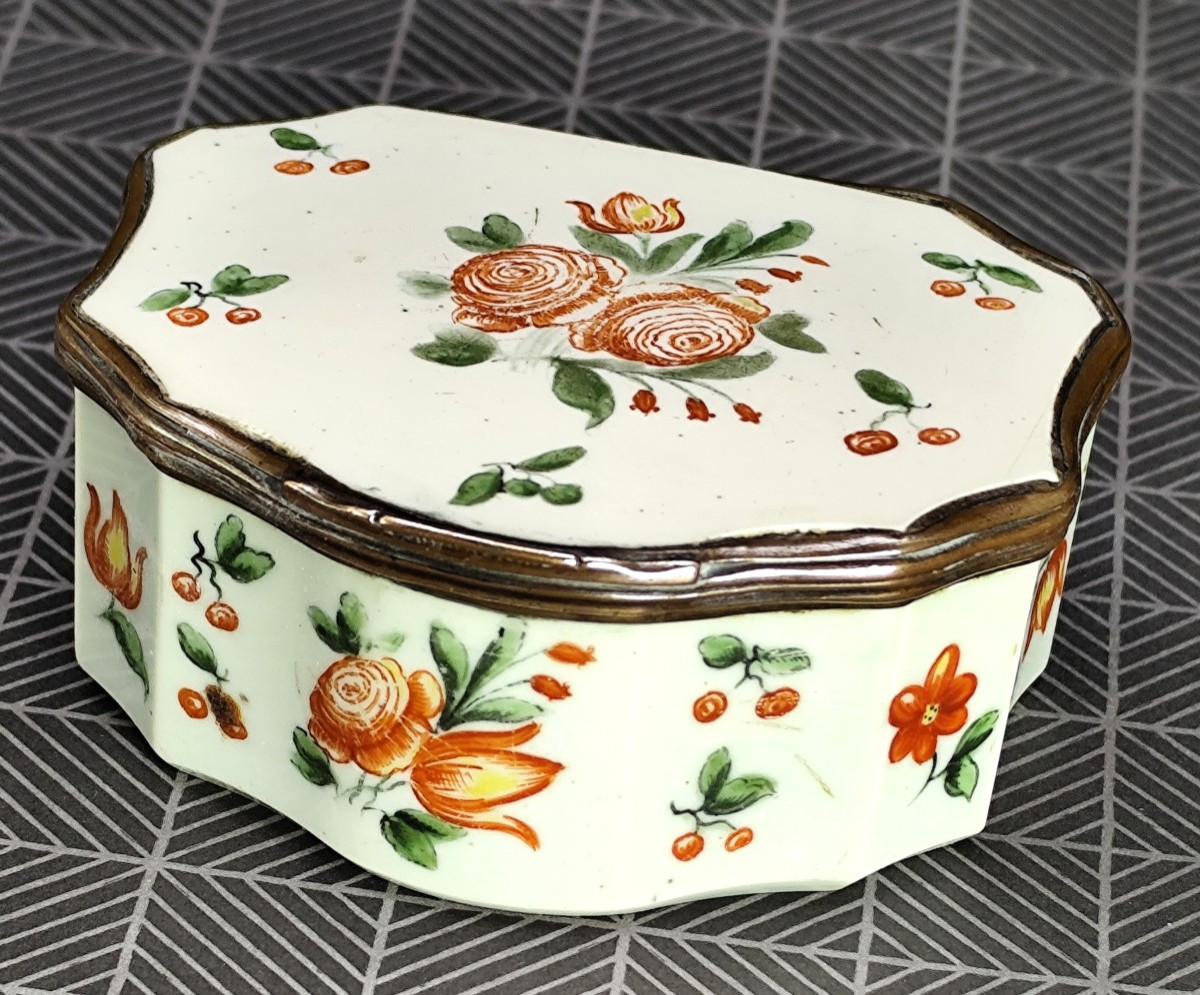 Tabatière en verre opalin 18e siècle, Autriche ou Bohème, émaillée de fleurs