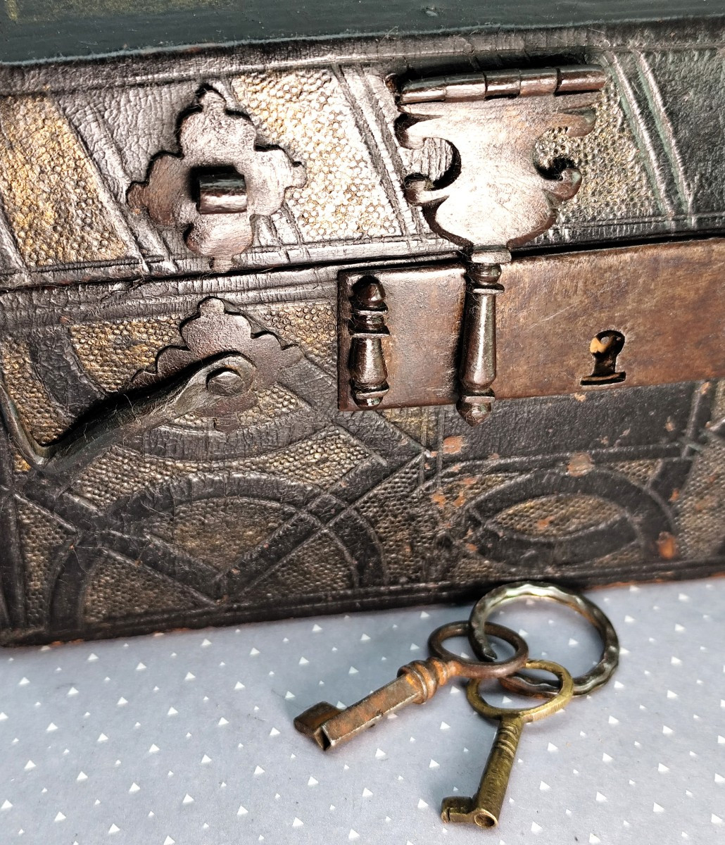 Petite Cassette cuir gravé, ferrures forgées, vers 1660, Bel état-photo-4
