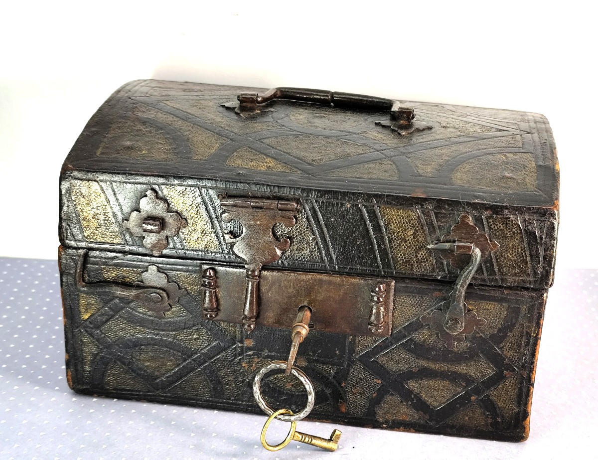 Petite Cassette cuir gravé, ferrures forgées, vers 1660, Bel état-photo-1