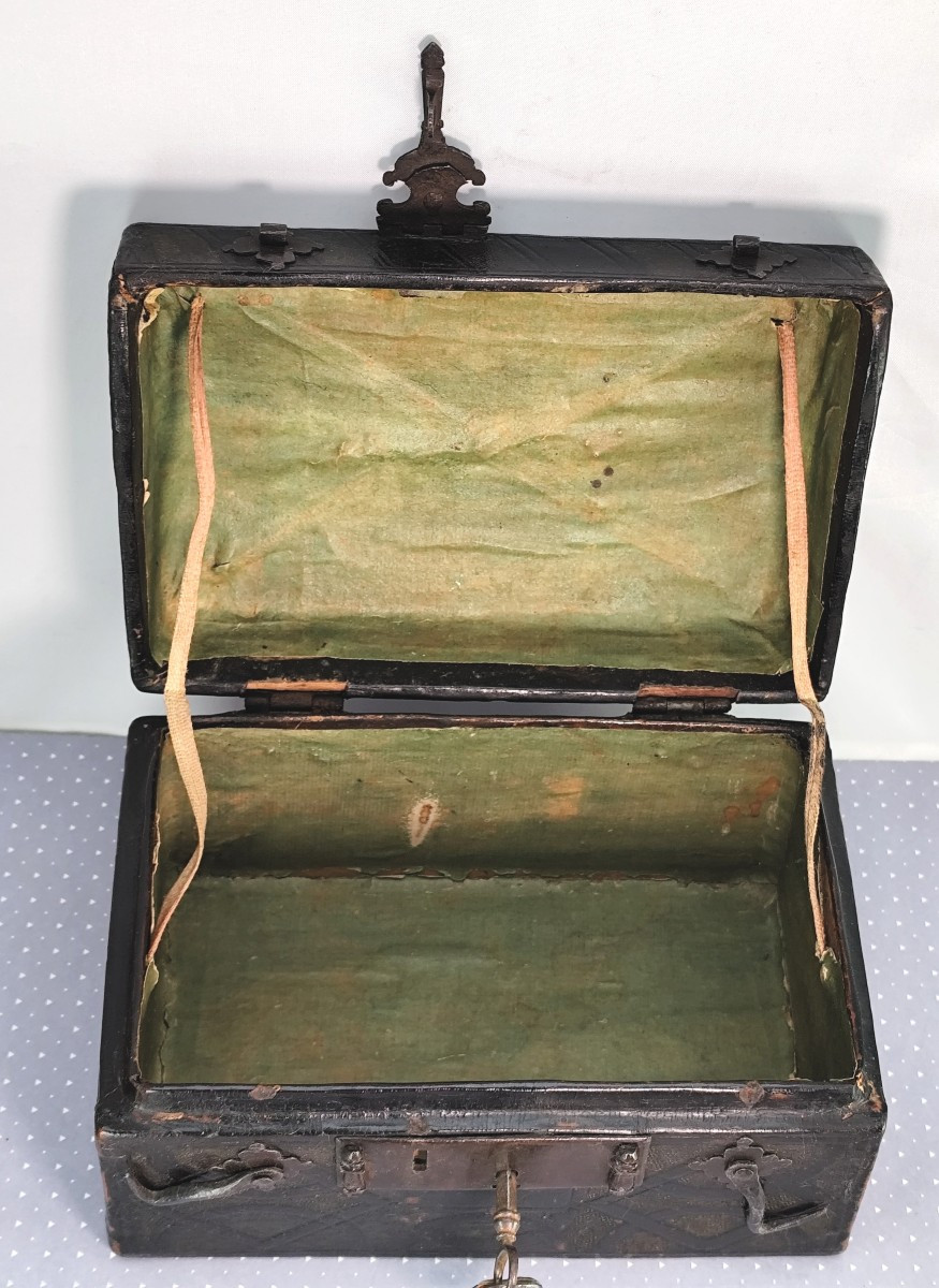 Petite Cassette cuir gravé, ferrures forgées, vers 1660, Bel état-photo-2