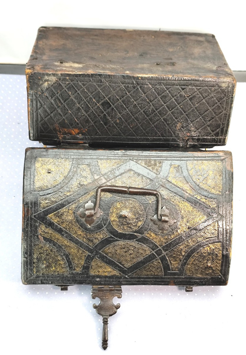 Petite Cassette cuir gravé, ferrures forgées, vers 1660, Bel état-photo-3
