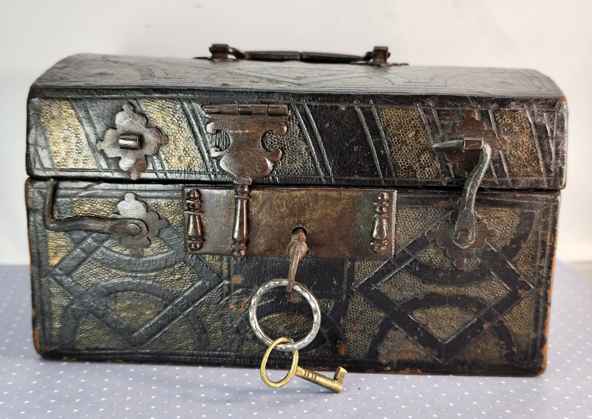 Petite Cassette cuir gravé, ferrures forgées, vers 1660, Bel état-photo-4