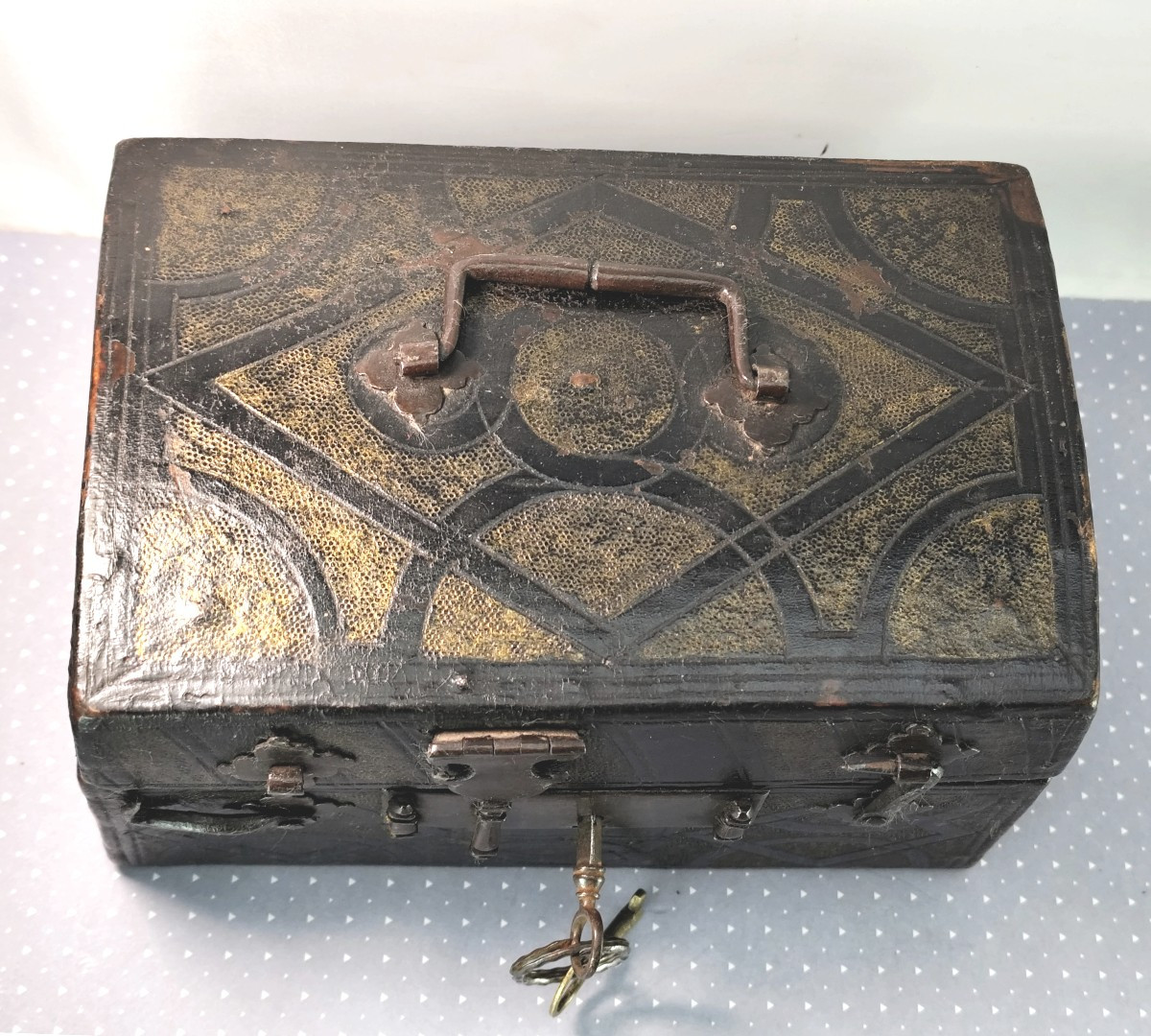 Petite Cassette cuir gravé, ferrures forgées, vers 1660, Bel état-photo-5