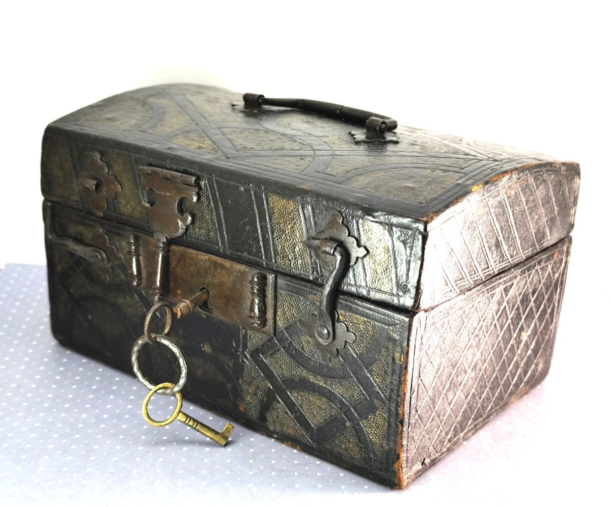 Petite Cassette cuir gravé, ferrures forgées, vers 1660, Bel état
