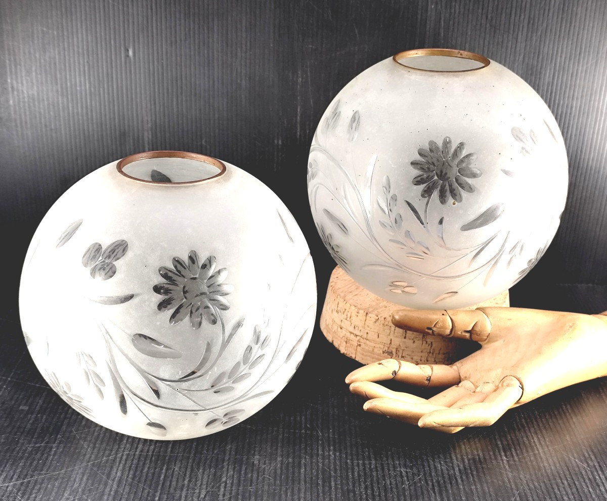 Paire de globes de lampe à huile en cristal gravé décor floral – Fin XIXᵉ siècle-photo-2