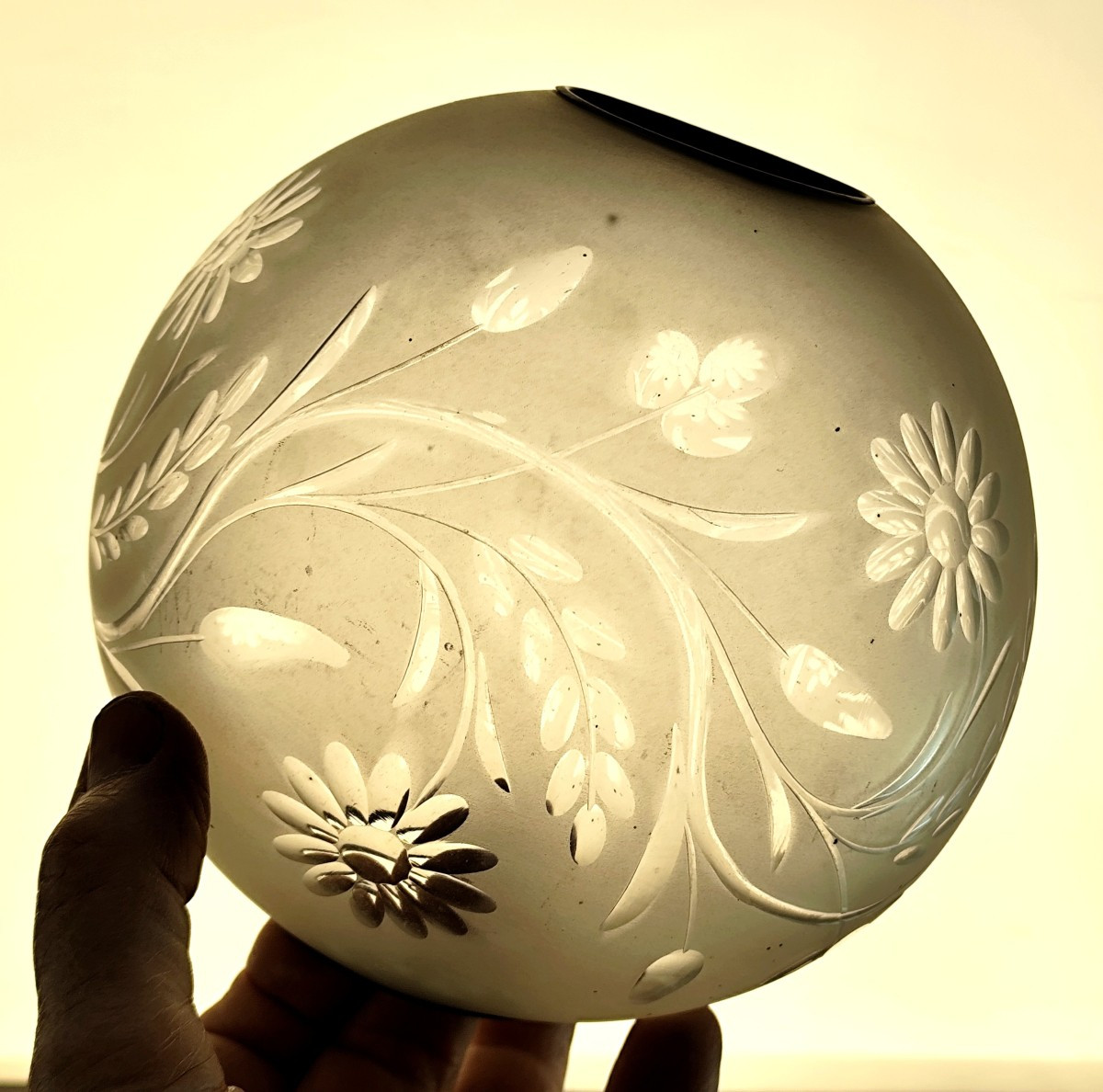 Paire de globes de lampe à huile en cristal gravé décor floral – Fin XIXᵉ siècle-photo-3