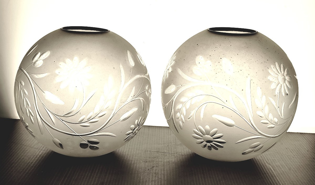 Paire de globes de lampe à huile en cristal gravé décor floral – Fin XIXᵉ siècle