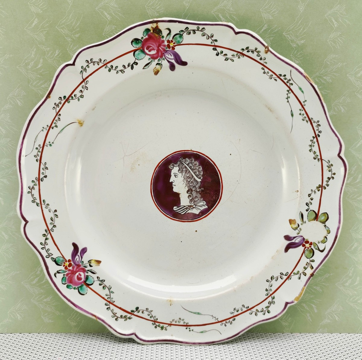 Faïence Italie XVIIIe, Palerme, paire d’assiettes au profil Romain-photo-2