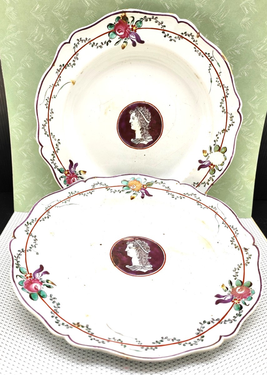 Faïence Italie XVIIIe, Palerme, paire d’assiettes au profil Romain