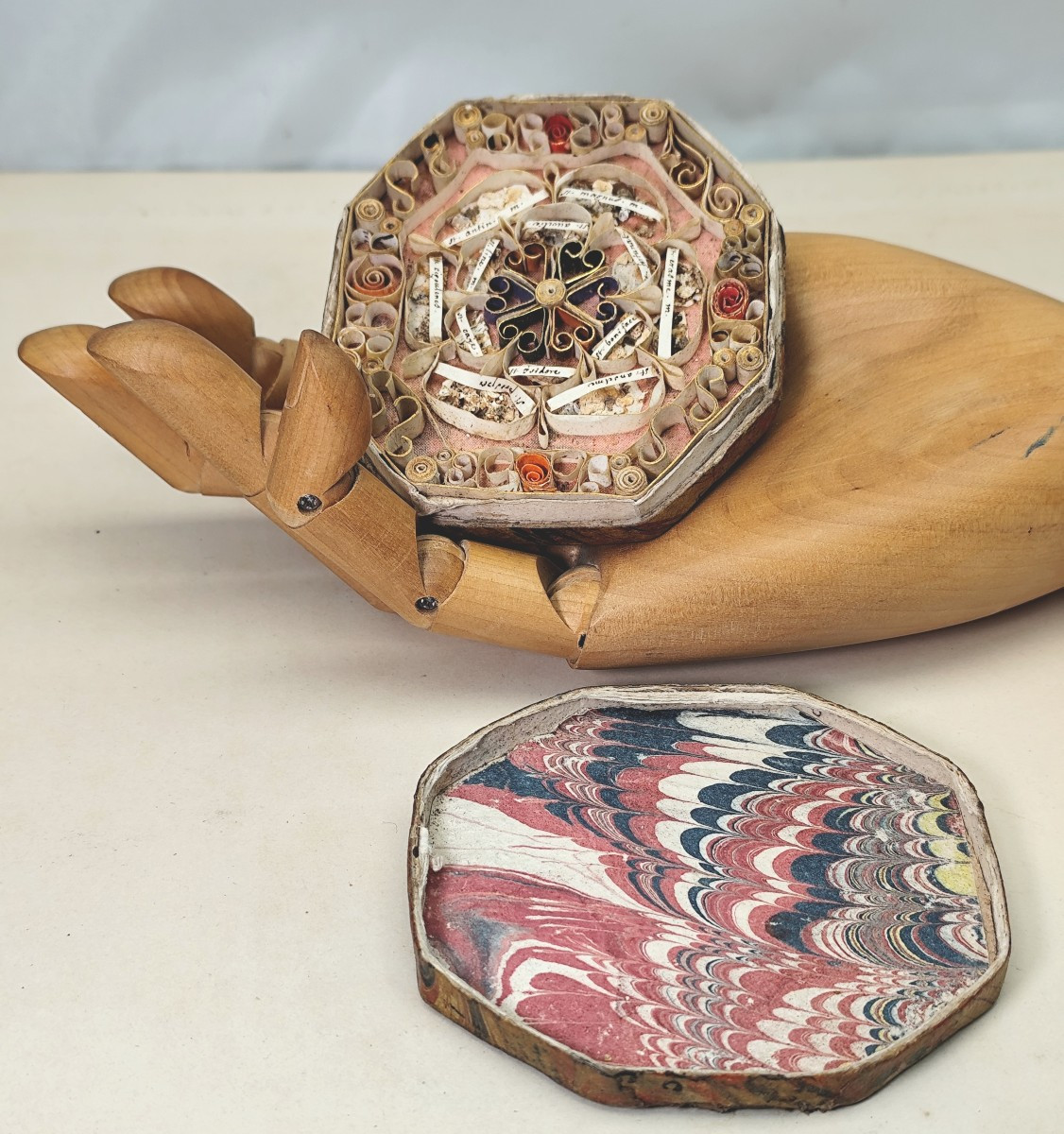 Beau Reliquaire époque Louis XIV en boîte papier marbré , Travail monastique.-photo-1