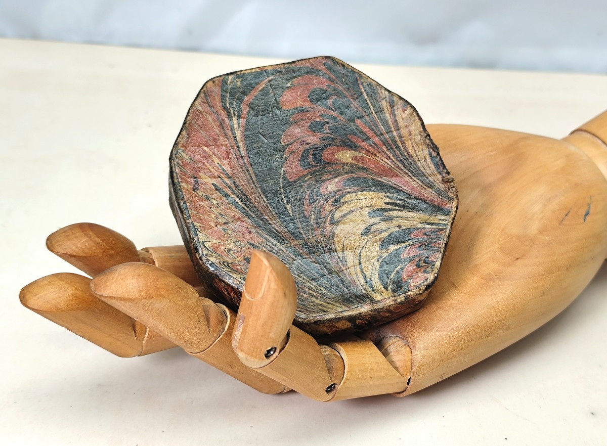 Beau Reliquaire époque Louis XIV en boîte papier marbré , Travail monastique.-photo-2