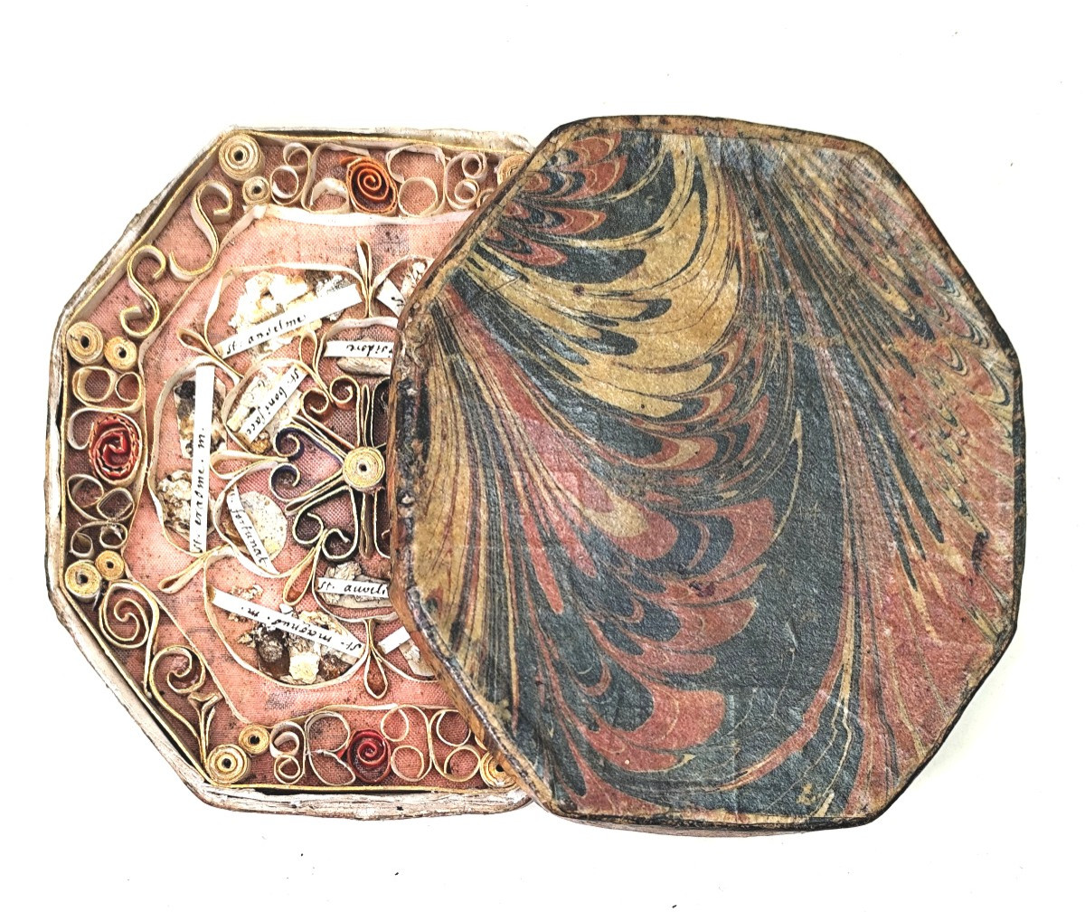 Beau Reliquaire époque Louis XIV en boîte papier marbré , Travail monastique.