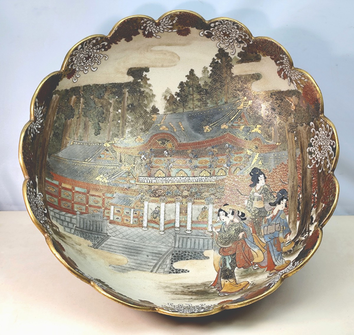 Grande Coupe Satsuma richement décorée, fin 19e, 30cm, 2kg, un défaut-photo-1
