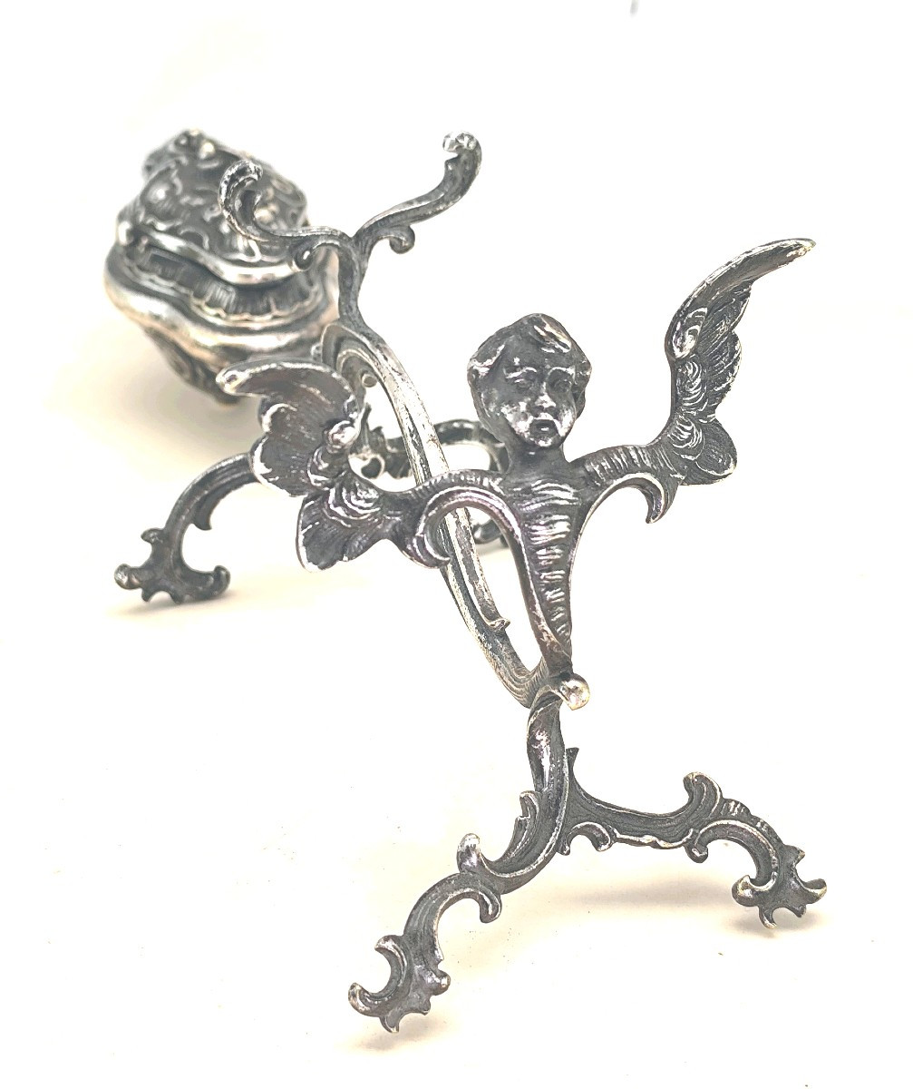 Musée de la coiffure : angelot à friser, 19e siècle