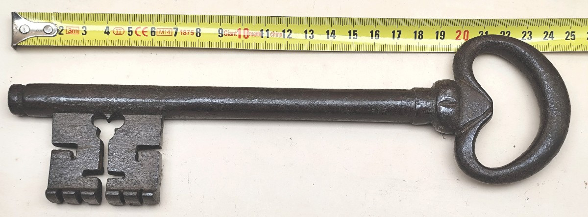 Grande Clé d’Eglise , 25cm, début 18e siècle, indestructible-photo-1