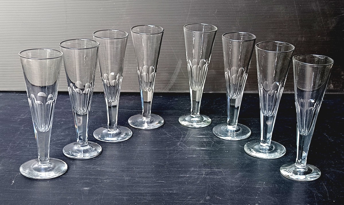 8  hautes  flûtes Cristal soufflé taillé, modèle Empire, début du XIXe
