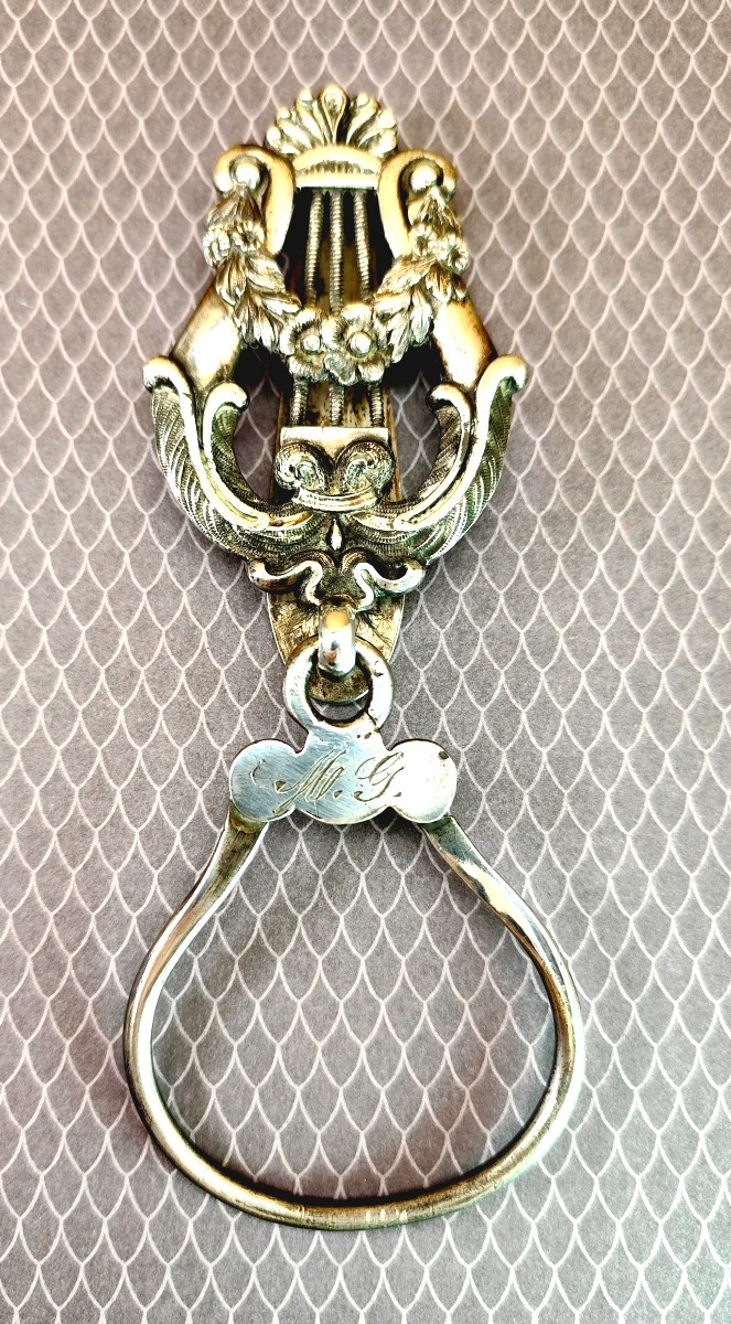 Chatelaine de ceinture, les clés d’une musicienne,  Europe du Nord, 19e siècle 
