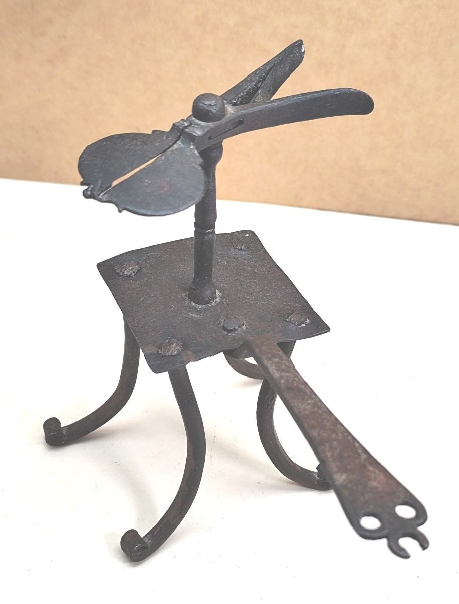 Art Populaire haute époque : Lampe à mèche ou copeaux, fer forgé-photo-2