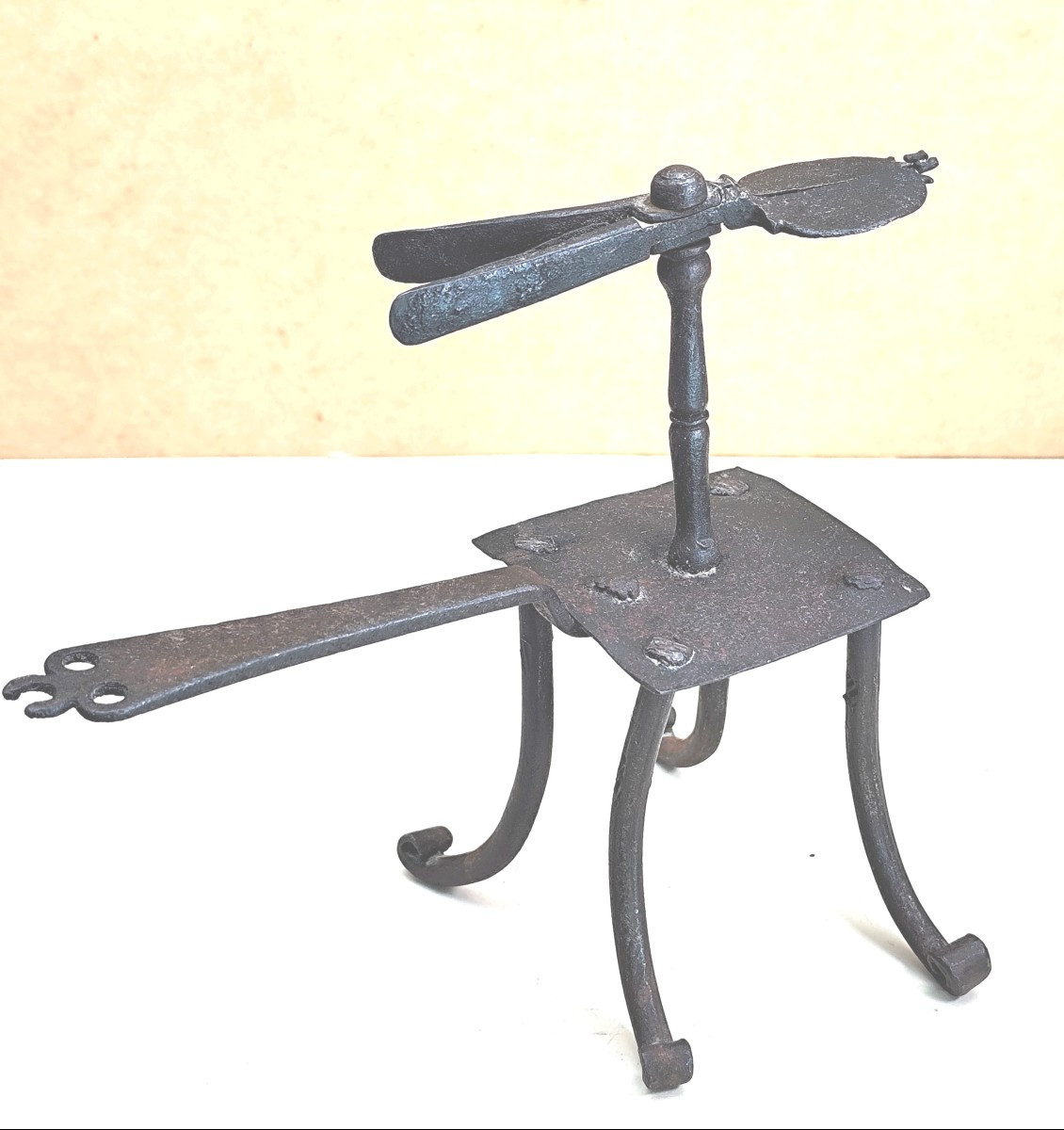 Art Populaire haute époque : Lampe à mèche ou copeaux, fer forgé-photo-3