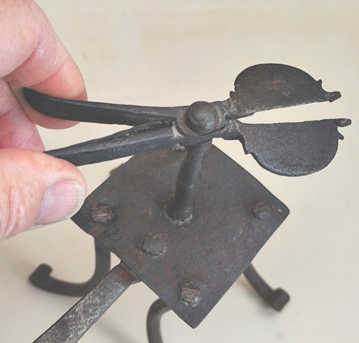 Art Populaire haute époque : Lampe à mèche ou copeaux, fer forgé-photo-4