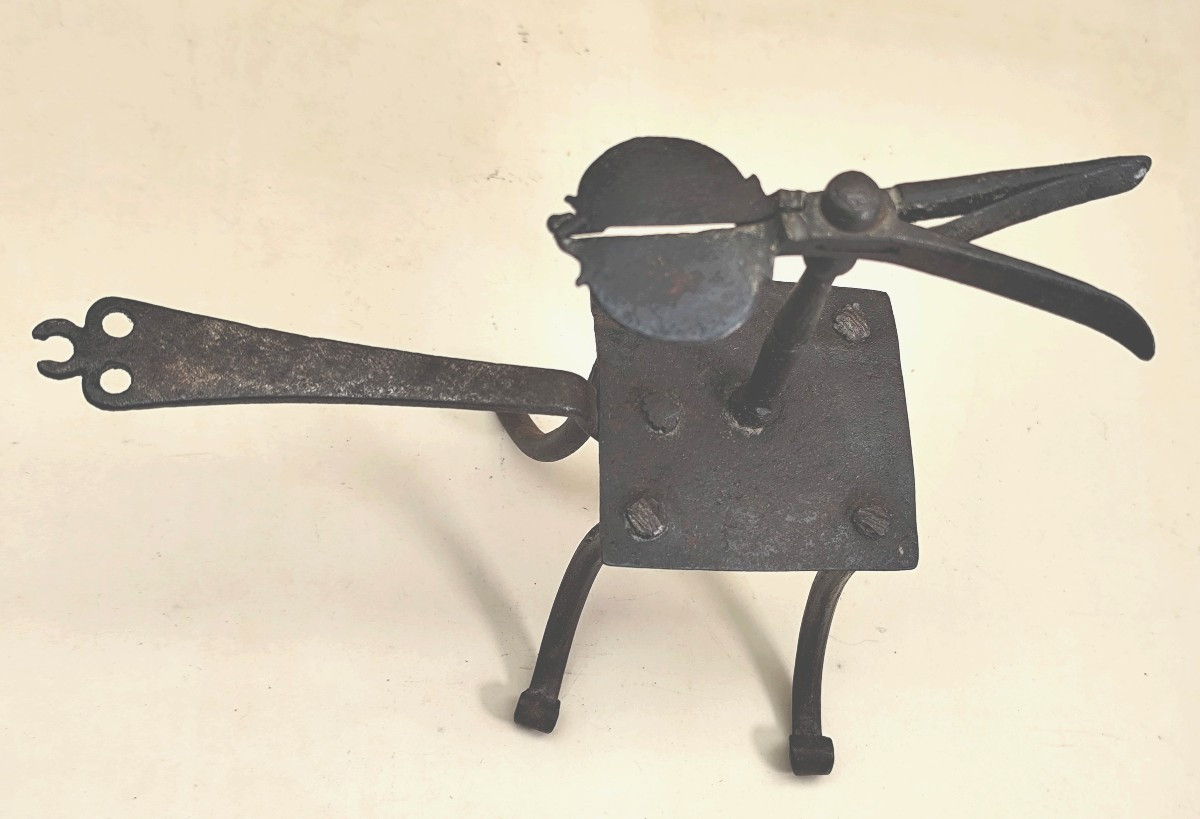 Art Populaire haute époque : Lampe à mèche ou copeaux, fer forgé-photo-2