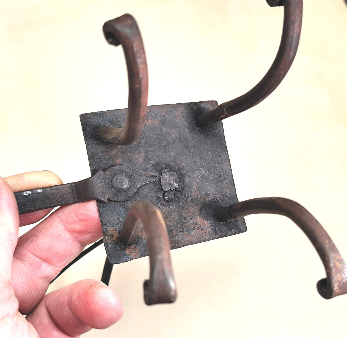 Art Populaire haute époque : Lampe à mèche ou copeaux, fer forgé-photo-3