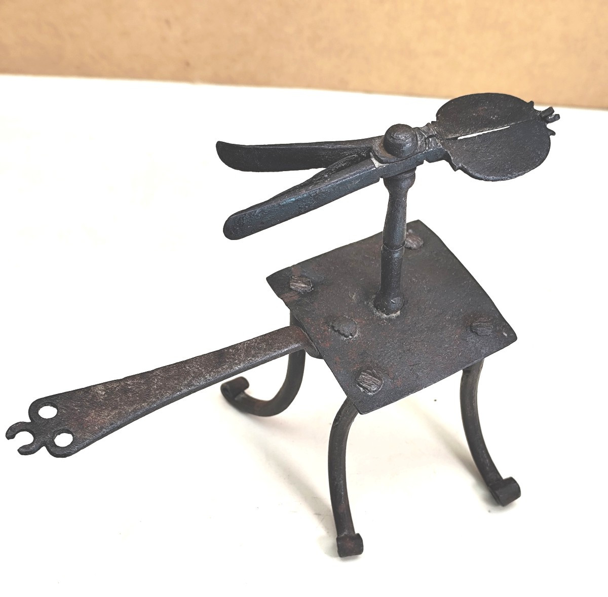 Art Populaire haute époque : Lampe à mèche ou copeaux, fer forgé