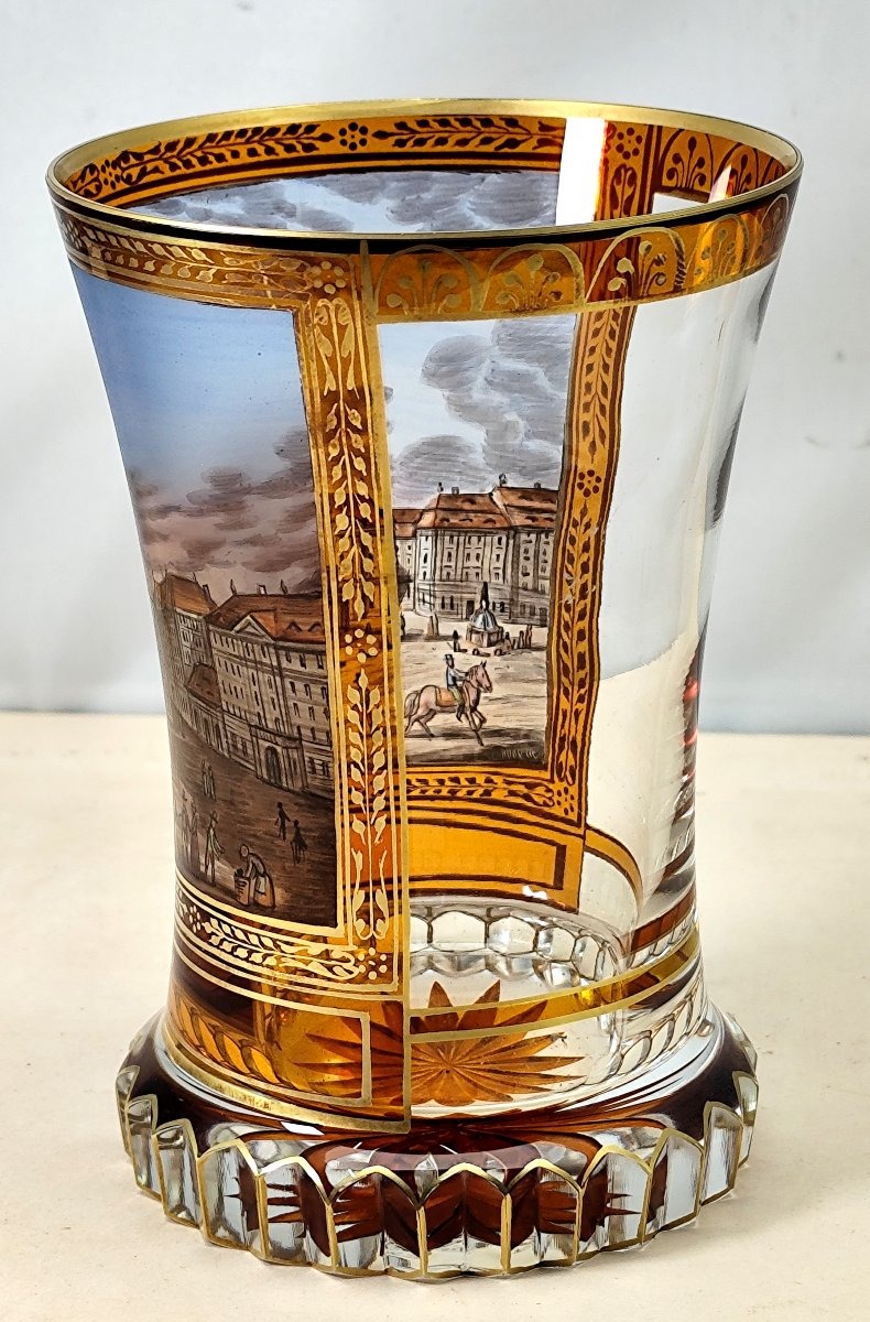Beau gobelet Viennois, verre de Bohème aux émaux translucides, vers 1840
