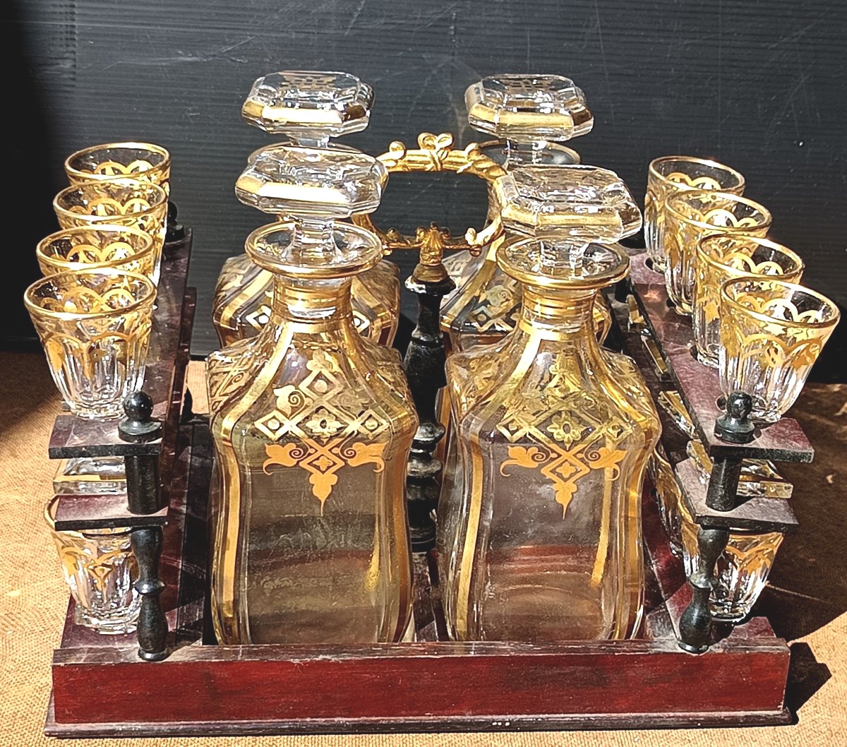  Cristallerie dorée de Cave à liqueur complète : 16 verres, 4 flacons. Baccarat 1850-photo-2
